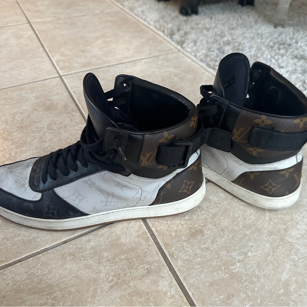 Men’s Louis Vuitton shoes size 9